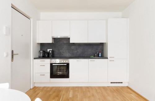 Simmering Apartment | Whats-App Self-Check-IN - 1BR Apartment, near airport,15 min to Center