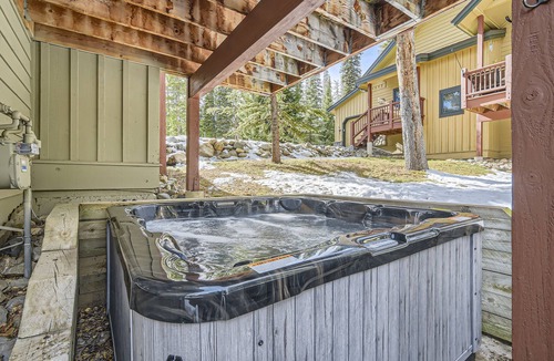 Peak 8 House | White Wolf #890: Newly Renovated- Private Outdoor Hot Tub- Shuttle to Slopes