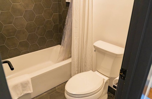 Winter Park Hotel | Winter Park Family Escape: Modern Room with Downtown Access | Outdoor Hot Tub
