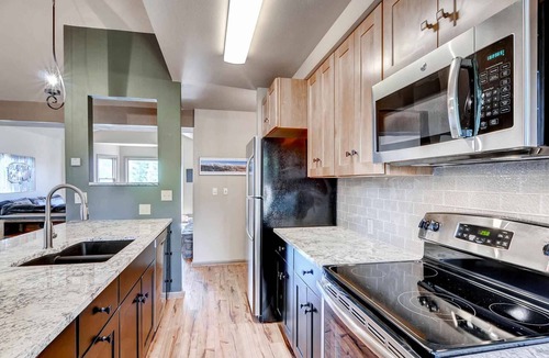 Baldy Mountain House | Wk & Mo Discounts! HUGE w/Ski Mtn Views, Fireplace, Garage Free Town Shuttle