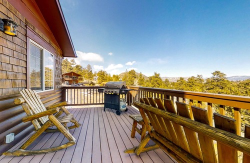 Carriage Hills Cabin | Wonderful family cabin w/stunning views, free WiFi, & full kitchen - near trails