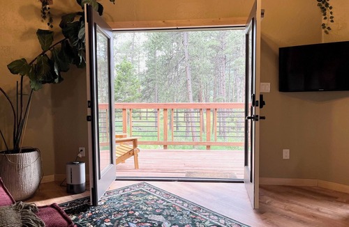 Indian Hills Cottage | Woodland Cottage Winter Retreat 30 Mins from Denver- WiFi, Kitchen, Sleeps 4