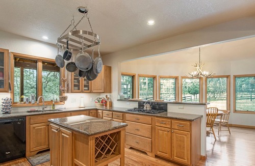 Perry Park House | Woodland Retreat 1 Acre Game Area Huge Yard