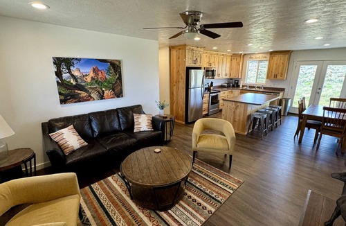 La Sal House | Yellow Door Retreat I Mountain Views I Privacy I 30 Minutes to Moab!