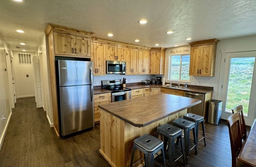 La Sal House | Yellow Door Retreat I Mountain Views I Privacy I 30 Minutes to Moab!