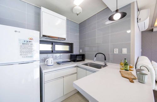 Hwajeong House | Yeosu Sumgeunel Pension