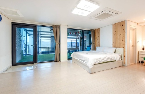 Dolsan-eup House | Yeosu Wellstay Pool Villa