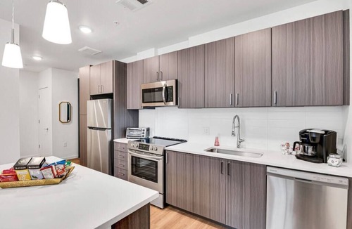Jewell Heights - Hoffman Heights Apartment | Yoga/Fitness/HotTub- Luxury Apartment Steps From Hospital