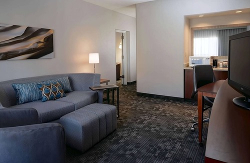 South Kansas City Hotel | Your Home Away From Home! Indoor Pool, Free Parking, Pets Allowed