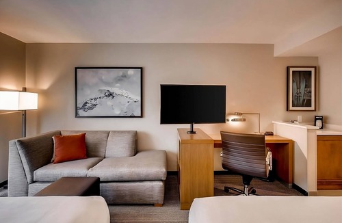 Mountain House Hotel | Your Ski Paradise with Morning Delight! Free Breakfast, Jacuzzi, Pets Allowed!