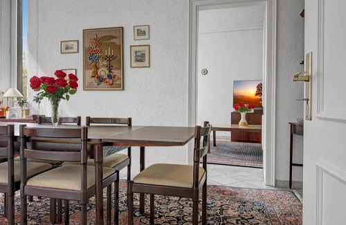 Neue Vorstadt Apartment | Zentrale Wohnung Stuttgart mit Balkon für 10 Gäste