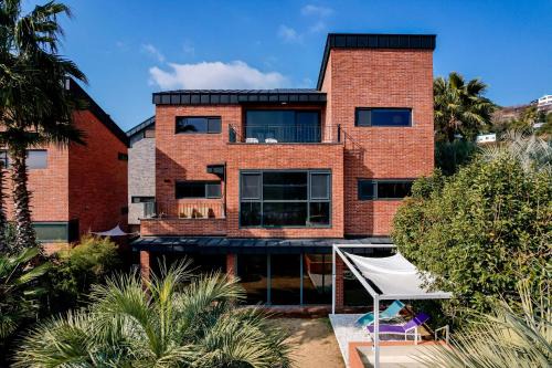 스무스브릭 Panoramic tangerine field view private villa, year round heated kids pool, BBQ, center of Seogwipo, Maeil Olle Market 5 minutes, near Jungmun Tourist Complex
