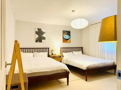 1 Min to Subway , 3 Queen Beds , Up to 6 Guests , Seoul Center