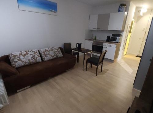 1-Zi Apartment Nähe U-Bahn U-3, Balkon, Garage