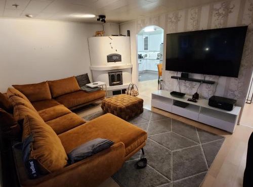120n Villa Hietala paritalo, 1-8henkilön LUXUS majoitus, 3x160cm jenkkisängyt Löhösohvat, iso takaterassi, täyd keittiö Kodink, laatu sauna, Takka, Tv 75" x2, 2wc, autokatos, avainboxi koodilla, itsekirjaus 24h, wifi ja 500mb kuitunetti, kuivaava pesukone