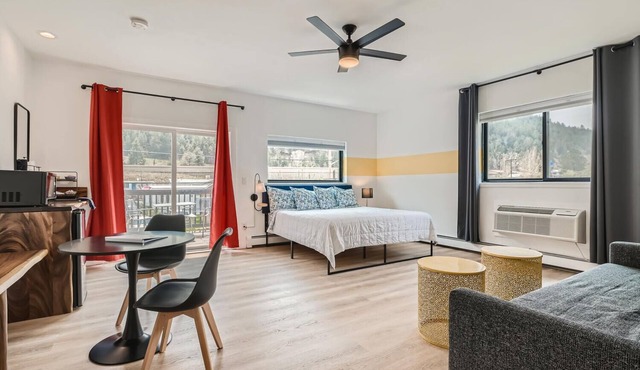 2 King Suite w/Private Bedroom, Balcony in Boutique Mtn Motel
