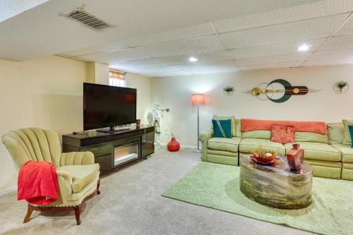 2 Mi to Kauffman Stadium: Charming Couple's Escape