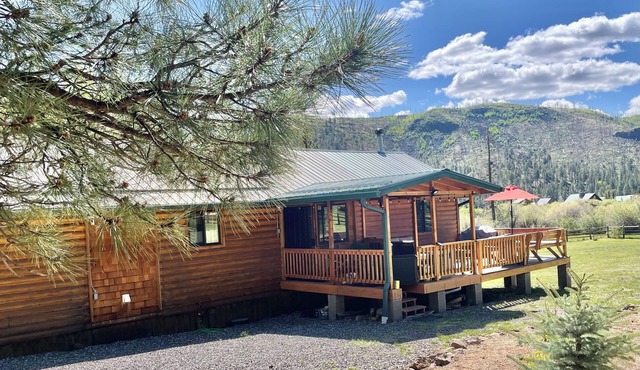 2 Private Cabins on an Secluded Acre, Walk to Restaurants, Fully Fenced