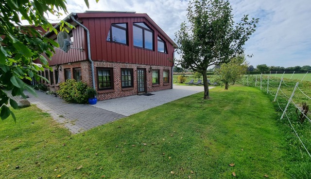 2 separate holiday apartments, one holiday home