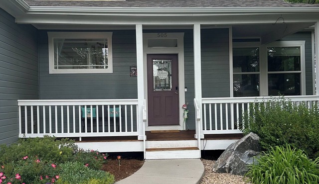 2-Story, 3 bed, 2.5 bath, Patio, Yard, Fireplace