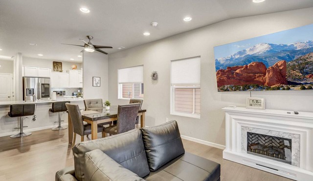 2BR w Swing bench Porch & BBQ | Garden of the Gods