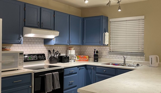 3 Bed 2 Bath Townhouse In A Great School District.