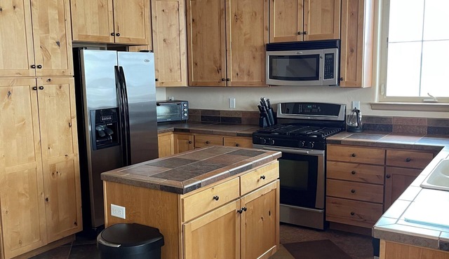 3-bedroom house in cool Gypsum with WiFi, AC. Enjoy your stay