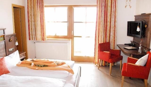 3* Doppelzimmer mit Balkon und Blick zum Tal