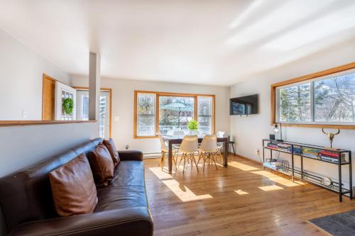 345 Rainbow Court : 2