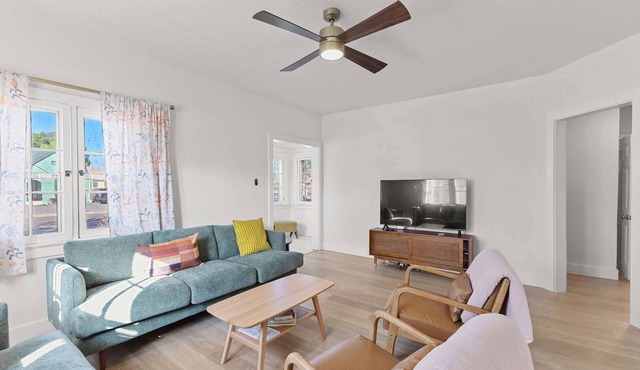 3BR Charming Home, Bright Space & Sleeps 6