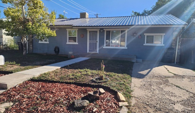 4-bedroom house in Beautiful Cortez sleeps 8 with wifi big yard big back porch