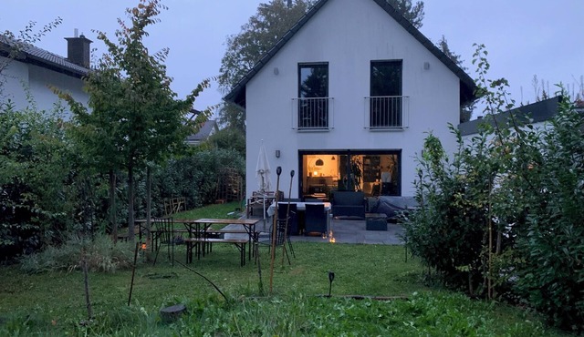 4 PAX Chill Room in Bed & Breakfast Haus Oase Munich. There are pretzels and coffee