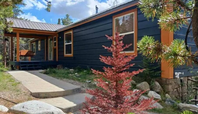 4000sqft Lux W Indoor Sauna & Gameroom!