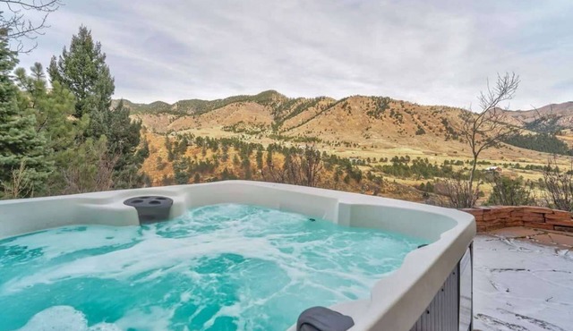 4BR Hot Tub Mountain Getaway! 3 King En Suites!