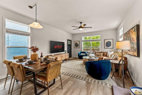 4BR Shuffleboard Deck EV Charger Pets Okay