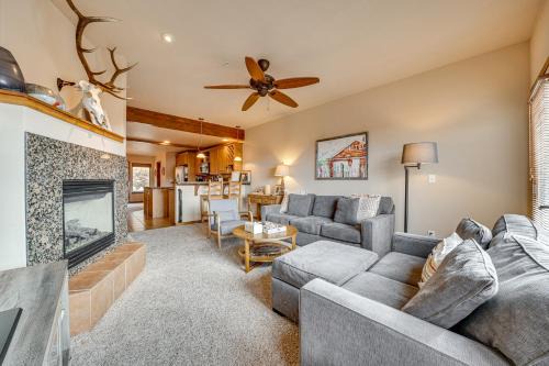 6 Mi to Winter Park Resort: Townhome w/Hot Tub!