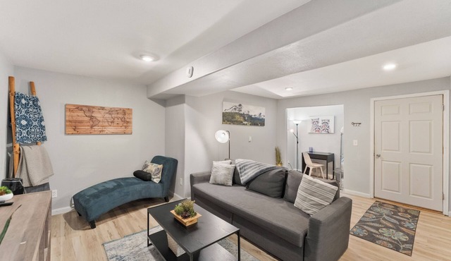 7-27 now available Updated 2br Minutes from downtown- backyard & Firepits