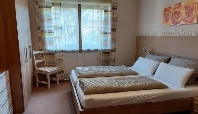 80 qm Wohnung mit einem Schlafzimmer und Balkonterrasse