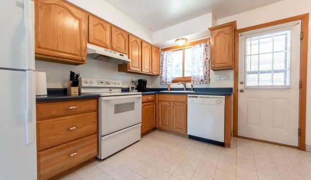 [ 800 Weekly /2800 Monthly Rate] n2BR/1BA + Pets + Fenced Yard + near Parks