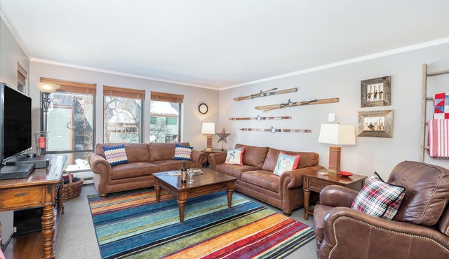 Adventure Awaits! Quiet West End, Walk Everywhere, Open Living