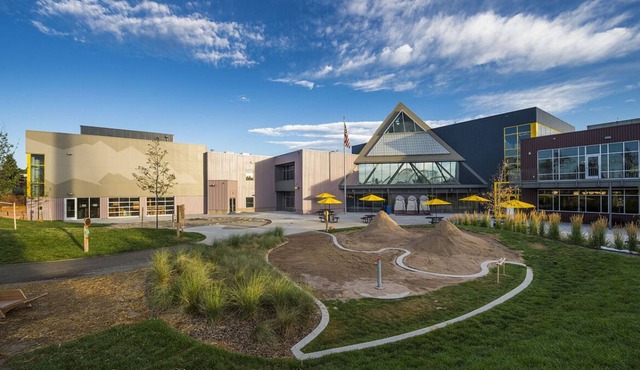 Adventure Awaits! Short Drive to Museum of Contemporary Art! Free Parking!