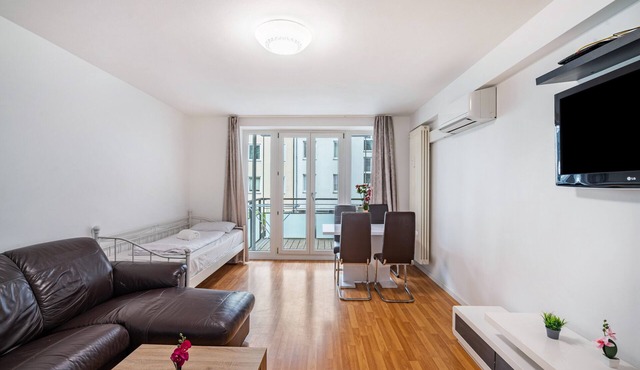 Aldars Urban Suite No.10 with Balcony, Wi-Fi, and Air Conditioning