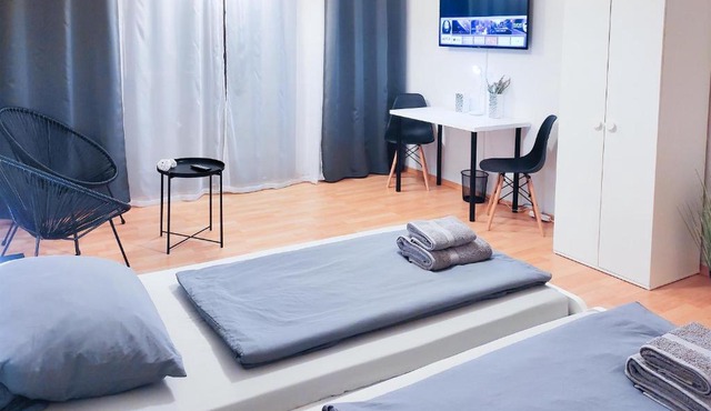 ALFA Apartment Stuttgart Mitte 2 Zimmer City-Lage Berliner Platz Balkon Netflix Küche WM l 2BR 5 Beds 6 People l Fully equipped Kitchen & Bathroom