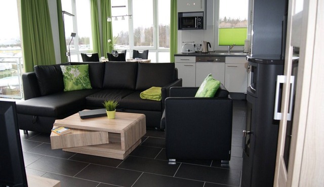 Allergy-friendly vacation apartment Meeresrauschen 10 in Großenbrode. Varied entertainment with books, games, DVDs & CDs. Feel-good atmosphere with sauna, fireplace & balcony with stunning sea views
