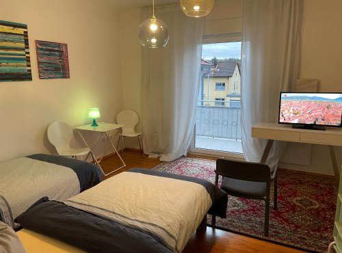 Altstadt Nähe 7 Min Fußweg über Alte Mainbrücke zu Pension mit Balkon & Garten, ideal for long stay, relocation
