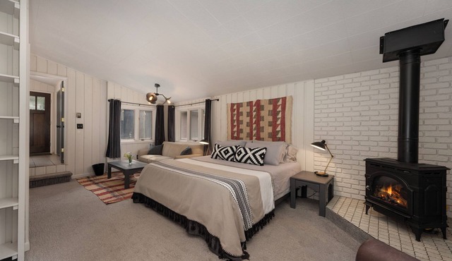 Amazing 4 Bedroom w/2 KINGS & HOT TUB!