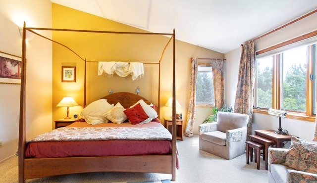 Amazing location near walking/hiking trails, and coffee shops. Dog friendly.