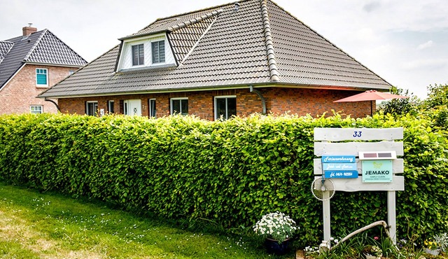 Apartment 'Deich Und Meer' with Private Terrace, Private Garden and Wi-Fi