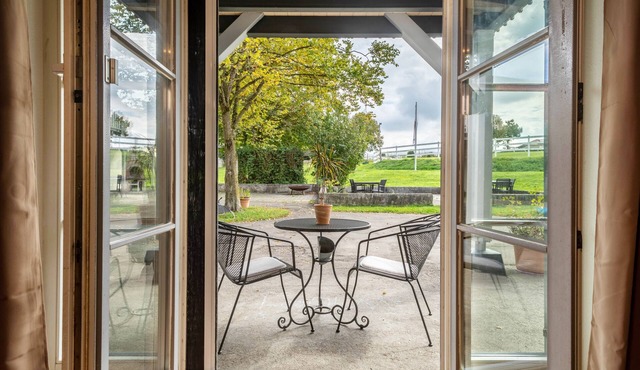 Apartment 'Erdgeschoss' with Private Terrace, Shared Garden and Wi-Fi