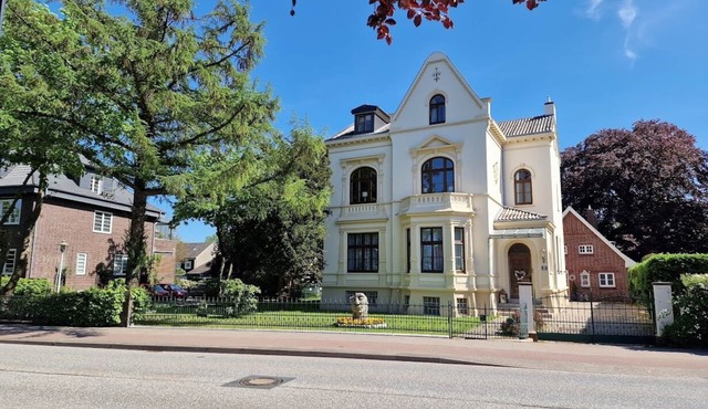 Apartment in charming turn-of-the-century old town villa